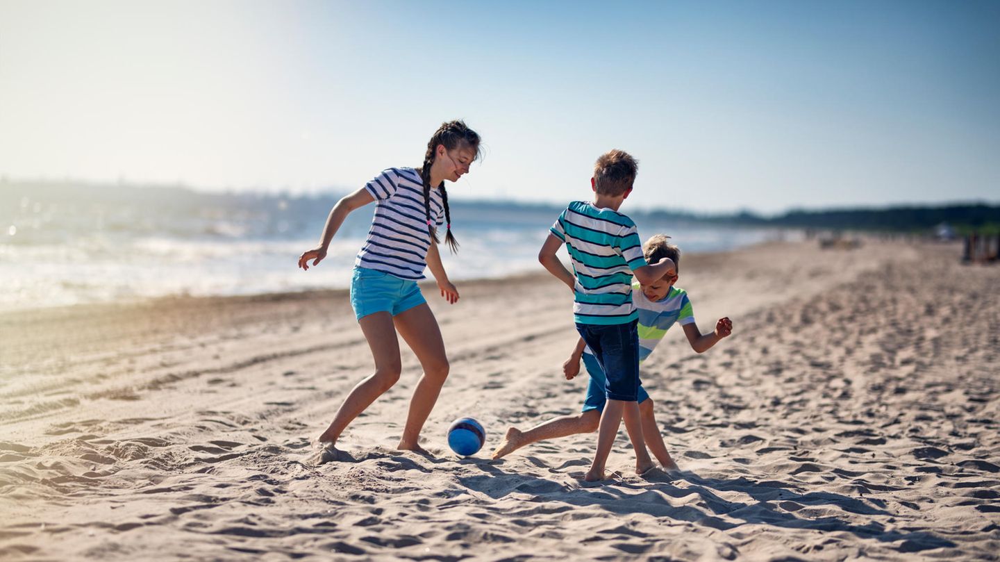 Strandspiele sind der ideale Zeitvertreib am Meer — ob mit Freunden oder Familie
