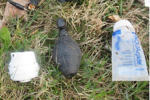 In einem Wald in Niederbayern hat eine Joggerin ein Sex-Toy mit einer Handgranate verwechselt.