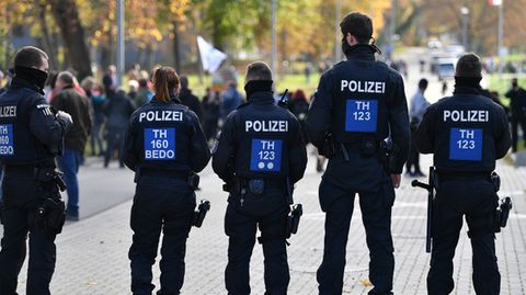 News zur Corona-Pandemie: Polizisten bei Demo gegen Corona-Beschränkungen in Thüringen angegriffen und verletzt