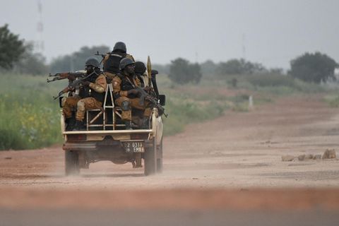 Burkinische Sicherheitskräfte schwärmen in der Nähe der Hauptstadt Ouagadougou aus, nachdem drei Ausländer entführt worden sind