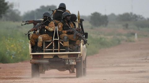Burkinische Sicherheitskräfte schwärmen in der Nähe der Hauptstadt Ouagadougou aus, nachdem drei Ausländer entführt worden sind