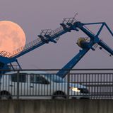 Ein Supermond entsteht, wenn der Mond bei Vollmond der Erde besonders nahe ist. 