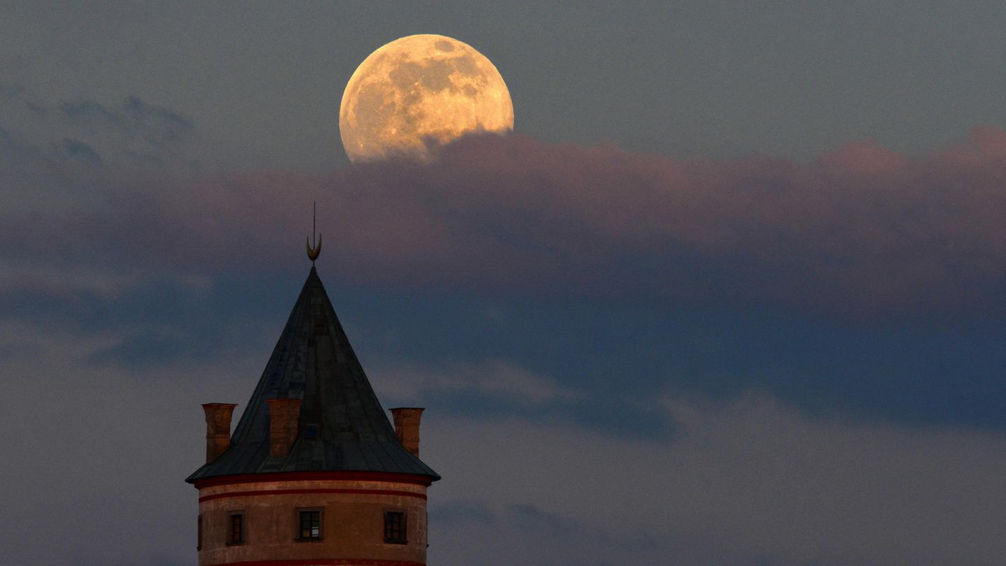 Hier steigt der Supermond über dem Jagdschloss Humprecht in Sobotka auf, 80 Kilometer nördlich von Prag gelegen.