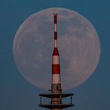 Hier steht der Supermond für einen Augenblick hinter dem Frankfurter Fernsehturm.