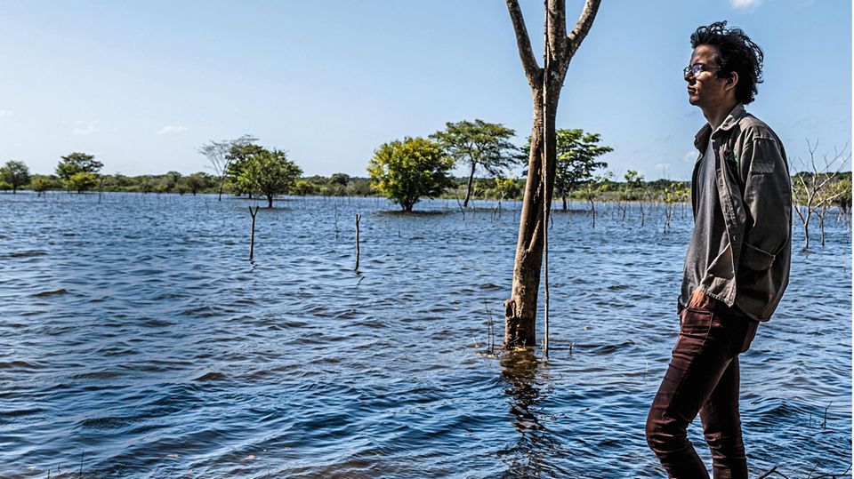 Felix Finkbeiner stands in front of a flooded part of the forest, at Rancho Americas 1, at the Plant-For-The-Planet foundation property on January 26, 2021 near the village of Constitucion, Campeche, Mexico. Photo by Daniel Berehulak for Stern Felix Finkbeiner an der überschwemmten Senke auf Las Americas 1