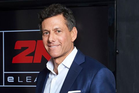 Harry Strauss Zelnick vor einem TV-Bildschirm