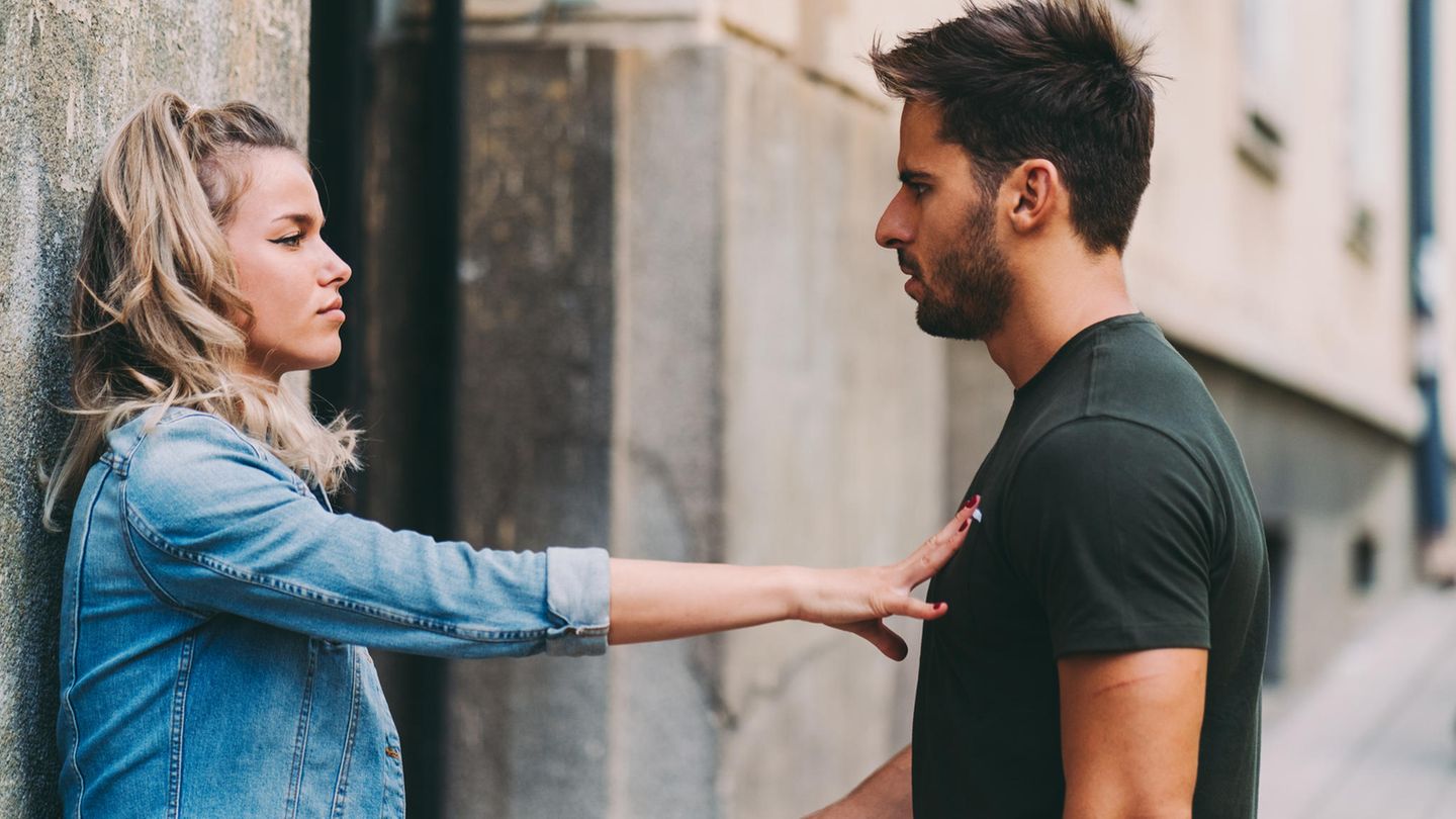 Frau stößt ihren Freund von sich weg