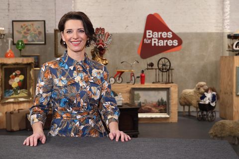 Wendela Horz steht im Studio von Bares für Rares in Pulheim am am Expertentisch