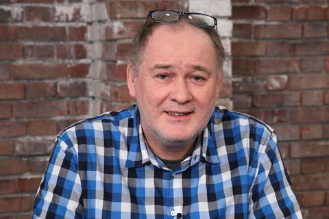 Walter Lehnertz sitzt im Studio von Bares für Rares in Pulheim