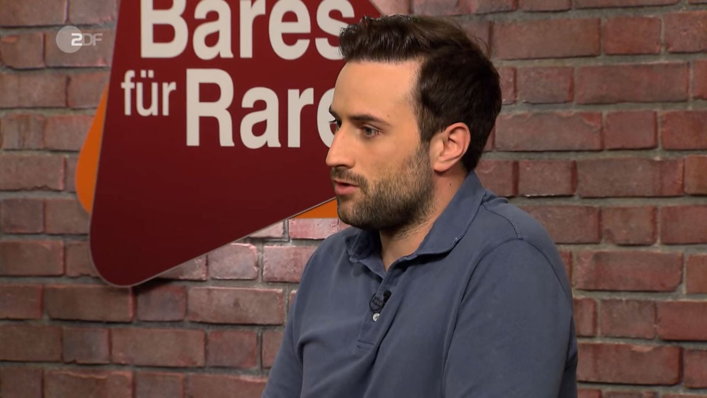David Suppes sitzt im Studio von Bares für Rares in Pulheim am Händlertisch