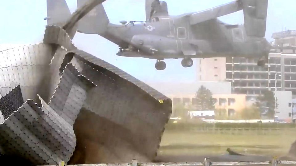 CV-22 Osprey der US Air Force zerstört Landeplatz des Addenbrooke's Krankenhaus in Cambridge CV-22 Osprey der US Air Force zerstört Landeplatz des Addenbrooke's Krankenhaus in Cambridge