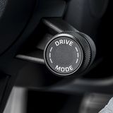 Mit diesem Manettino werden die Fahrprogramme angewählt. Um die individuellen Einstellungen zu konfigurieren, muss man das zentr