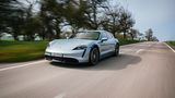 Der Porsche Taycan Cross Turismo ist bis zu 250 km/h schnell