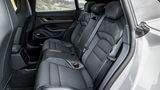 Hinten ist die Kopffreiheit im Vergleich zur Limousine größer, aber für die Beine ist nach wie vor wenig Platz