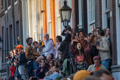 Corona - Menschen feiern den Koningsdag in Amsterdam