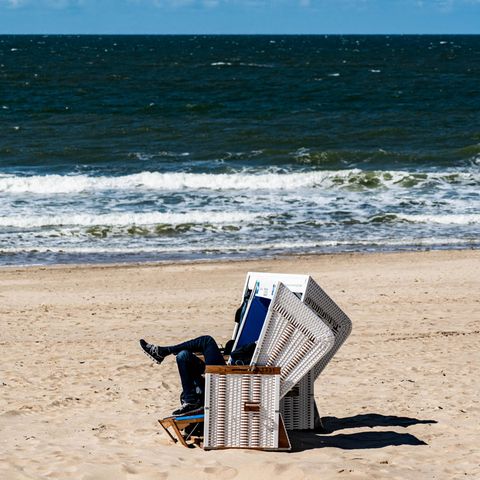 Einzelner Strandkorb am Strand in Westerland auf Sylt