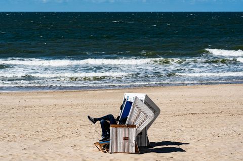 Einzelner Strandkorb am Strand in Westerland auf Sylt