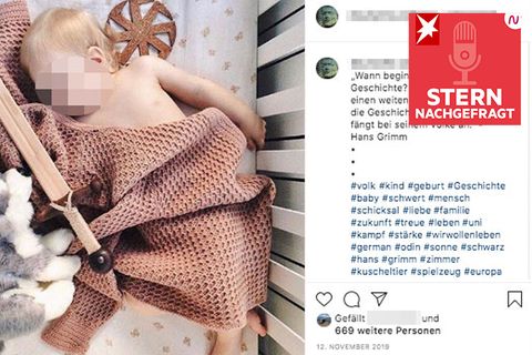 Blonder Säugling mit Plüsch-Wolf, Holzschwert und dem Neonazi-Symbol "Schwarze Sonne"