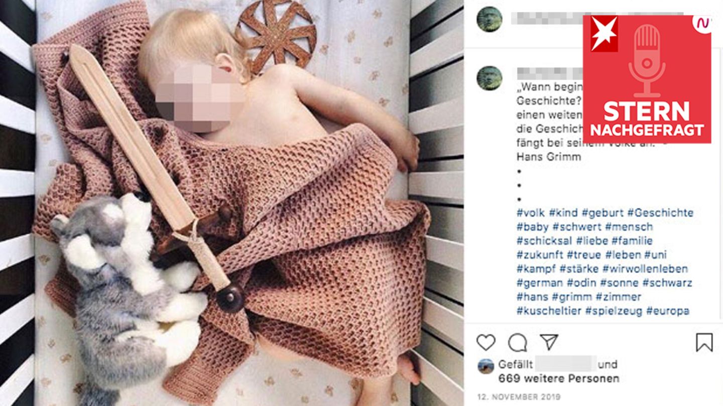 Blonder Säugling mit Plüsch-Wolf, Holzschwert und dem Neonazi-Symbol "Schwarze Sonne"
