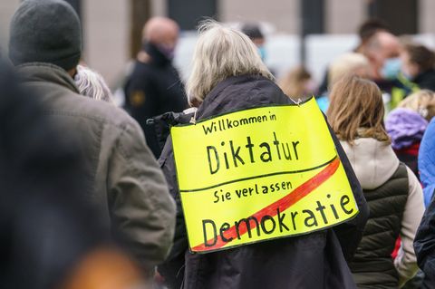 "Querdenken"-Kundgebung in Wiesbaden