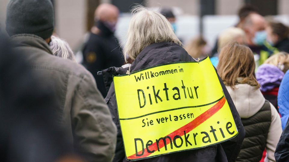 Entscheidung getroffen: Verfassungsschutz beobachtet selbsternannte "Querdenker" – das bedeutet das für die Bewegung "Querdenken"-Kundgebung in Wiesbaden