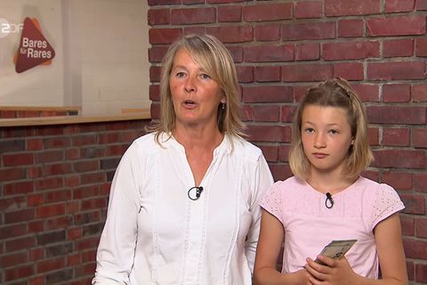 Großmutter und Enkelin stehen im Studio von Bares für Rares in Pulheim
