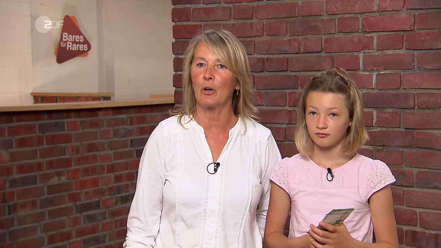 Großmutter und Enkelin stehen im Studio von Bares für Rares in Pulheim