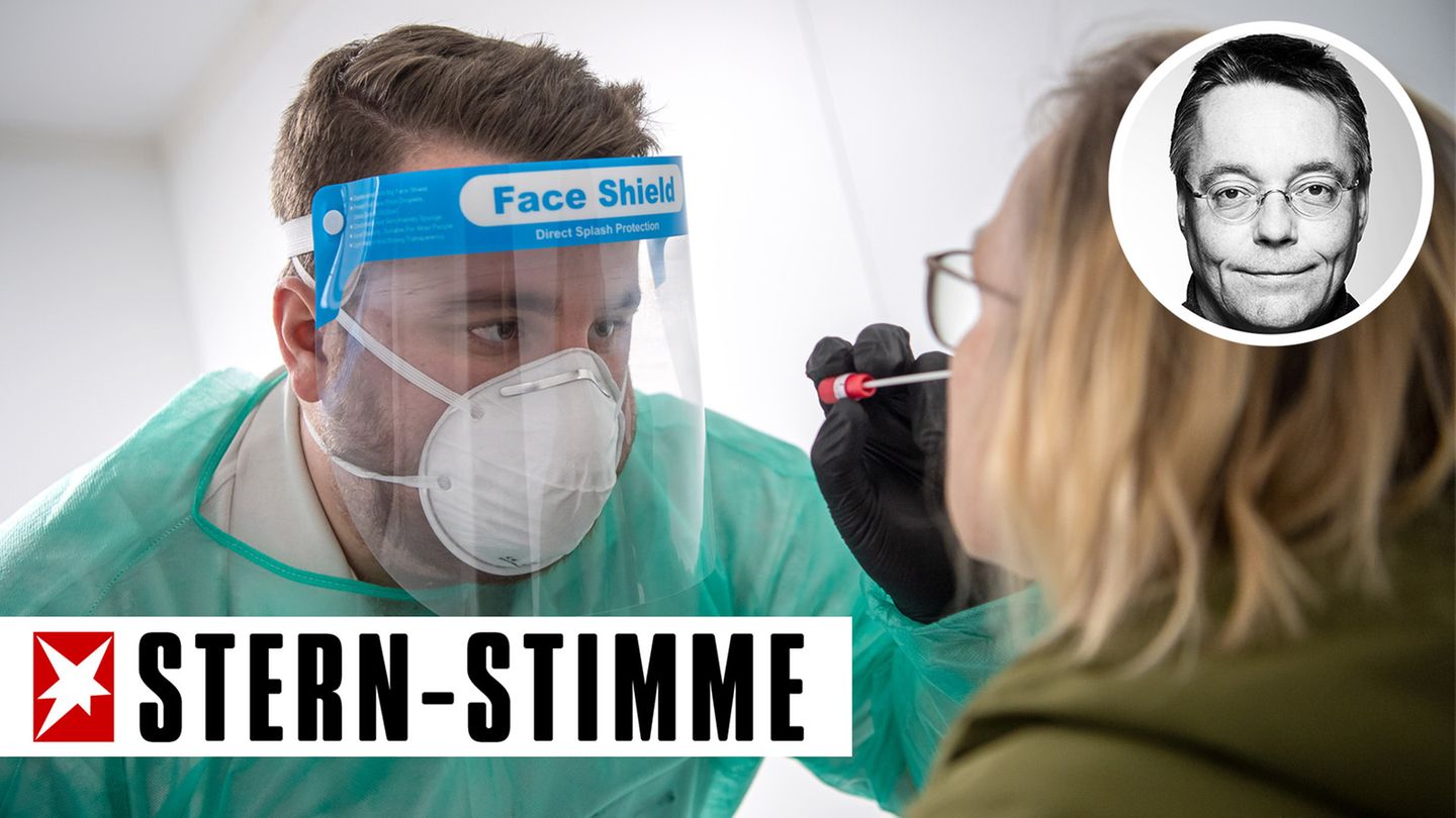 Niedersachsen, Nordhorn: Ein Abstrich für einen PCR-Test wird von einem Mitarbeiter im Corona-Testzentrum genommen