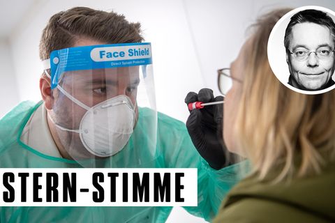 Niedersachsen, Nordhorn: Ein Abstrich für einen PCR-Test wird von einem Mitarbeiter im Corona-Testzentrum genommen
