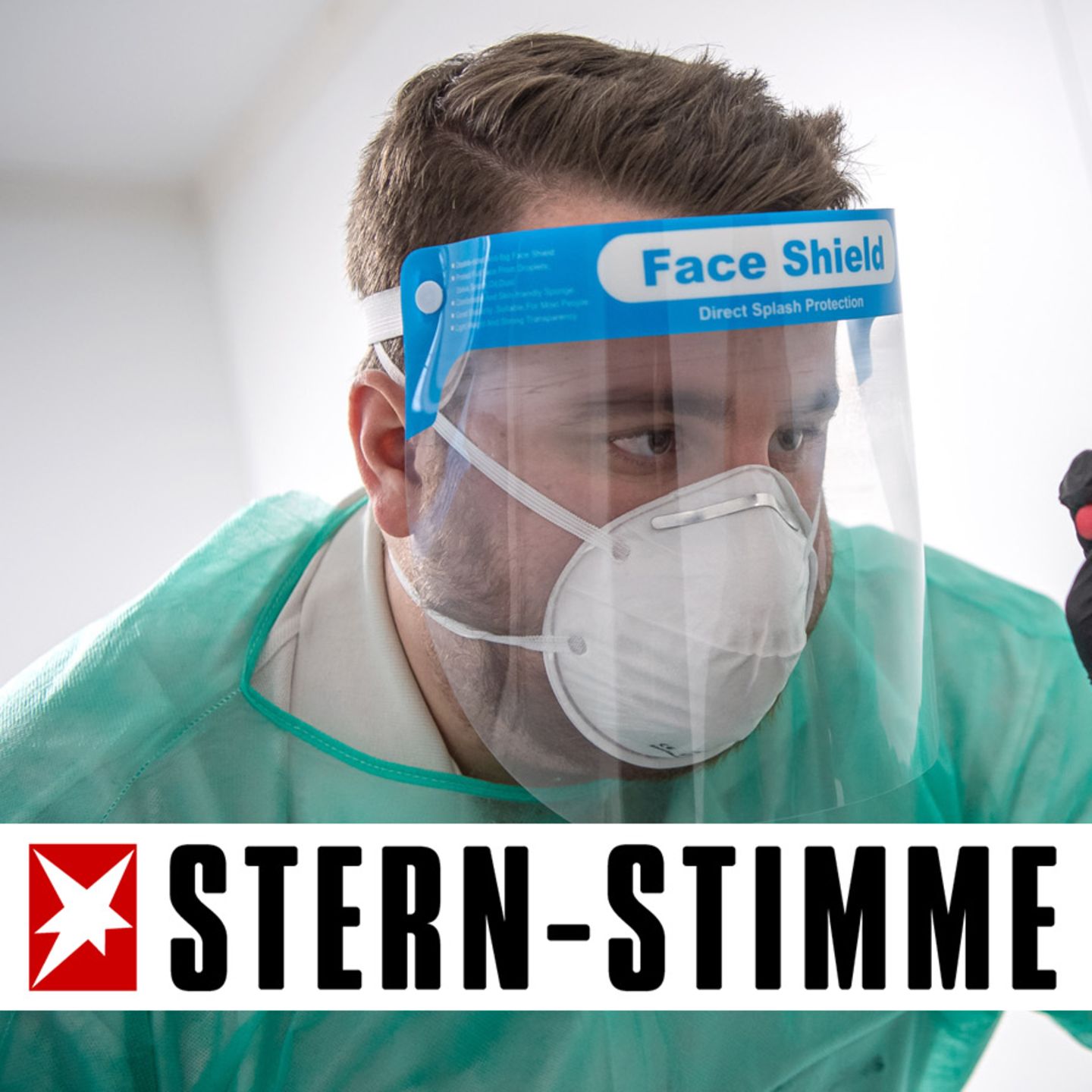 Niedersachsen, Nordhorn: Ein Abstrich für einen PCR-Test wird von einem Mitarbeiter im Corona-Testzentrum genommen