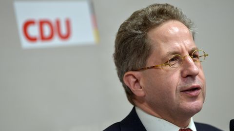 Hans-Georg Maaßen mit CDU-Logo im Hintergrund