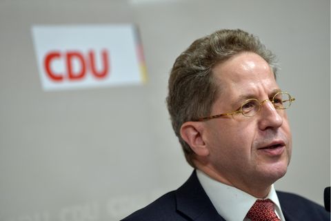 Hans-Georg Maaßen mit CDU-Logo im Hintergrund