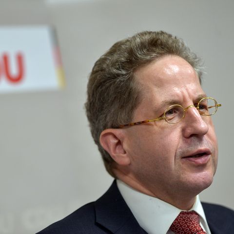 Hans-Georg Maaßen mit CDU-Logo im Hintergrund