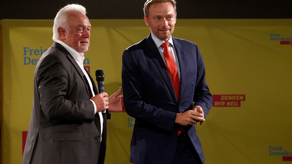 Christian Linder, 42, (hier neben FDP-Vize Wolfgang Kubicki (l.)) ist seit dem dem 7. Dezember 2013 Bundesvorsitzender der FDP. 2017 gelang den Liberalen unter seiner Führung der Wiedereinzug in den Deutschen Bundestag. Lindner ist seither Vorsitzender der FDP-Bundestagsfraktion.