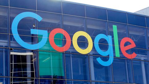 Das Logo von Google an der Fassade des Hauptsitzes des Mutterkonzerns Alphabet