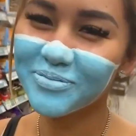 Influencerin malt sich OP-Maske auf – und geht einkaufen