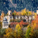 Schlossruine Schrattenberg  Es muss einer der schönsten Adelssitze der Steiermark gewesen sein. Doch schon 1915 brannte das Barockschloss in St. Lorenzen bei Scheifling aus ungeklärter Ursache ab, als hier im Ersten Weltkrieg bis zu 500 Soldaten einquartiert waren.