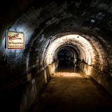 Flugmotorenwerk  In diesen dunklen und feuchten Stollen in Tezno, einem Vorort des slowenischen Maribor, mussten zwischen 1943 und 1945 Kriegsgefangene und Zwangsarbeiter Flugzeugmotoren für Kampfflugzeuge zusammenbauen. Von dem sechs Kilometer langen Labyrinth ist heute noch die Hälfte zu besichtigen, der Rest steht unter Wasser.