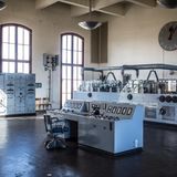 Sender Dobl  Das ist kein Kontrollraum für ein Atomkraftwerk, sondern der "Sendesaal" eines Rundfunksenders, der von den Nazis 1941 eröffnet wurde - von außen als Bauernhof getarnt. Später zogen hier der ORF und anschließend ein Privatsender ein. Heute ist alles in einem guten Zustand erhalten.