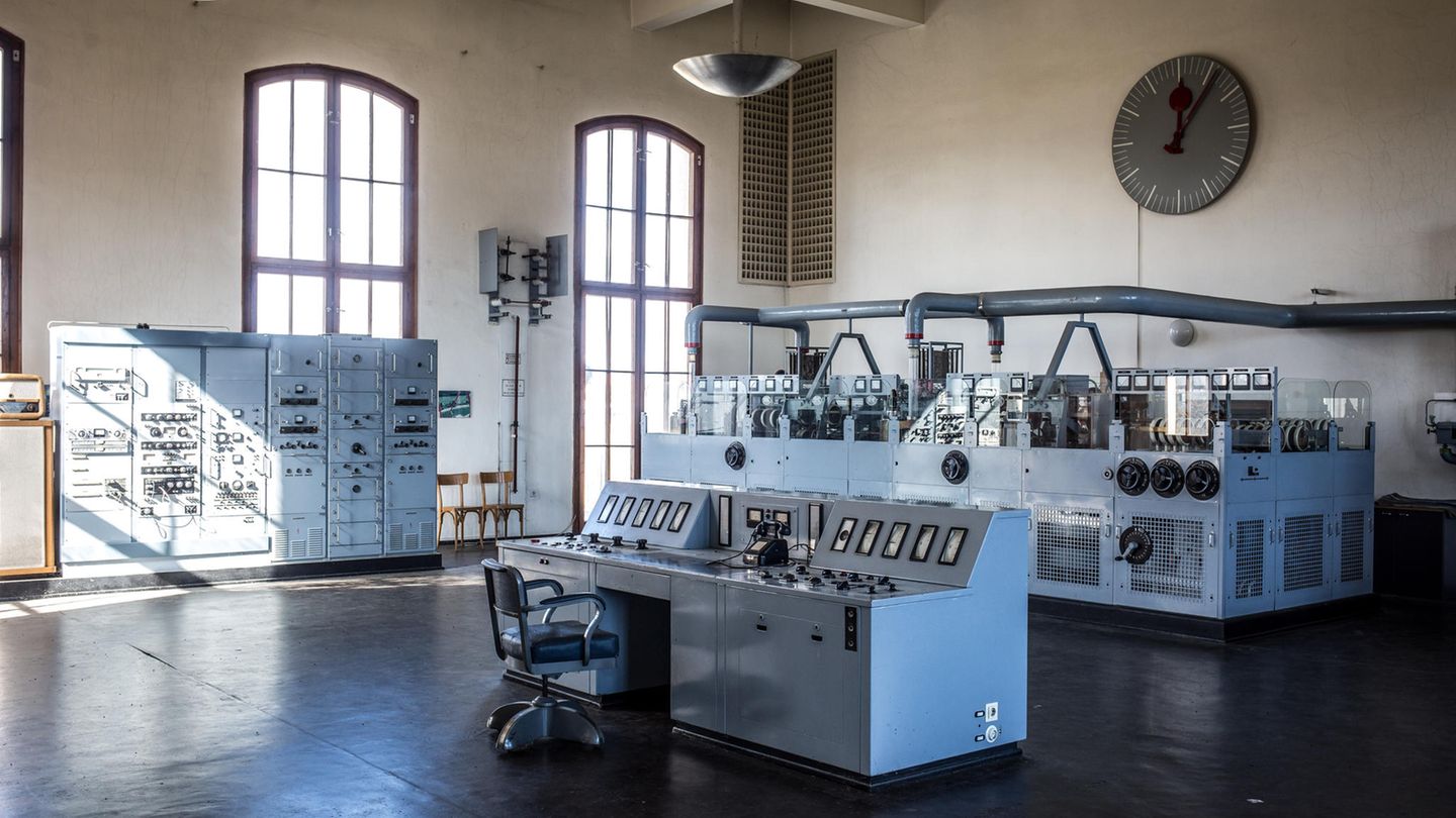 Sender Dobl  Das ist kein Kontrollraum für ein Atomkraftwerk, sondern der "Sendesaal" eines Rundfunksenders, der von den Nazis 1941 eröffnet wurde - von außen als Bauernhof getarnt. Später zogen hier der ORF und anschließend ein Privatsender ein. Heute ist alles in einem guten Zustand erhalten.