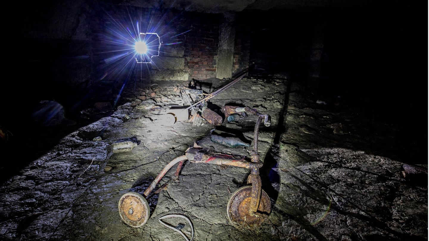 Graz und Umgebung: Römerhöhle Bei der Römerhöhle im südsteirischen Aflenz handelt es sich um keine natürliche Höhle, sondern einen unterirdischen Steinbruch, aus dem schon die Römer für ihre Siedlung Falvia Solva das Baumaterial holten. Später wurden Steine aus dem Stollen für die Prachtbauten in Wien verwendet. Im Dritten Reich wurde hier ein unterirdischer Rüstungsbetrieb eingerichtet, in dem Häftlinge aus dem KZ Mauthausen zu Tode kamen. Römerhöhle Bei der Römerhöhle im südsteirischen Aflenz handelt es sich um keine natürliche Höhle, sondern einen unterirdischen Steinbruch, aus dem schon die Römer für ihre Siedlung Falvia Solva das Baumaterial holten. Später wurden Steine aus dem Stollen für die Prachtbauten in Wien verwendet. Im Dritten Reich wurde hier ein unterirdischer Rüstungsbetrieb eingerichtet, in dem Häftlinge aus dem KZ Mauthausen zu Tode kamen.