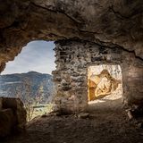 Puxerloch  Hoch über dem Murtal bei dem Ort Teufenbach liegt die einzige Höhlenburg Österreichs. Hier waren nicht der Adel, sondern Raubritter zu Hause. Heute sind die Reste frei zugänglich, jedoch sind für die Erkundung Trittsicherheit und Schwindelfreiheit erforderlich.