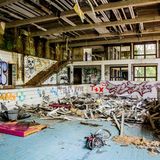 Kuranstalt Laßnitzhöhe  In der Umgebung von Graz gibt es in Laßnitzhöhe ein Schwimmbad, in dessen Becken nie zahlende Gäste schwimmen konnten. Noch vor der Eröffnung ging der Investor mit dem Projekt finanziell baden – es bleibt seit 1974 ungenutzt.