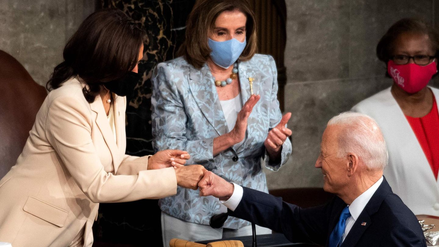 Washington DC, USA. Es war ein historischer Moment, als US-Präsident Joe Biden nach seiner ersten Kongressrede die nach ihm mächtigsten Menschen des Landes abklatscht. Denn erstmals sind dies mit Vizepräsidentin Kamala Harris (l.) und der Sprecherin des Repräsentantenhauses Nancy Pelosi, zwei Frauen