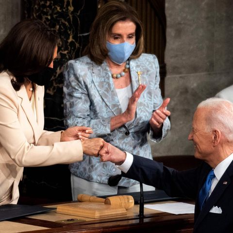 Washington DC, USA. Es war ein historischer Moment, als US-Präsident Joe Biden nach seiner ersten Kongressrede die nach ihm mächtigsten Menschen des Landes abklatscht. Denn erstmals sind dies mit Vizepräsidentin Kamala Harris (l.) und der Sprecherin des Repräsentantenhauses Nancy Pelosi, zwei Frauen