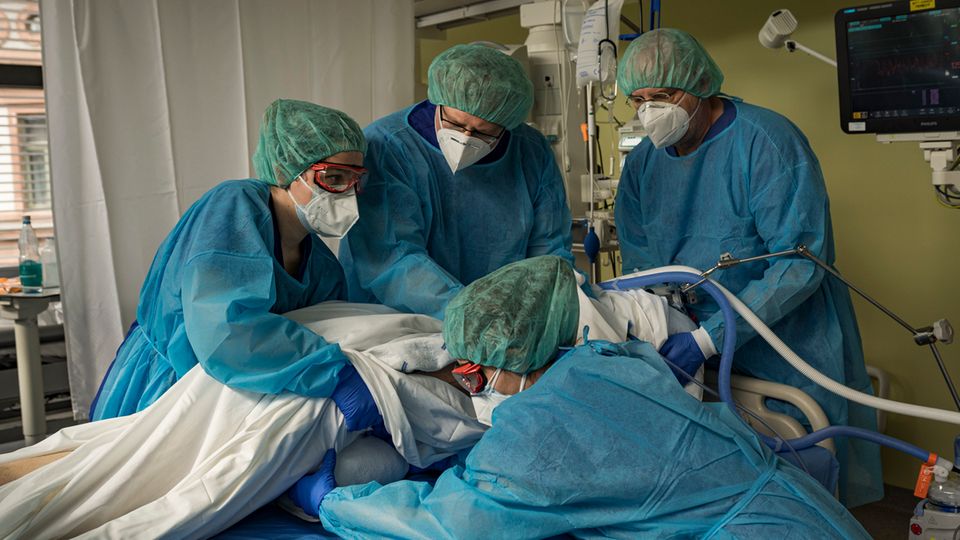 Intensivmediziner mit einer Patientin