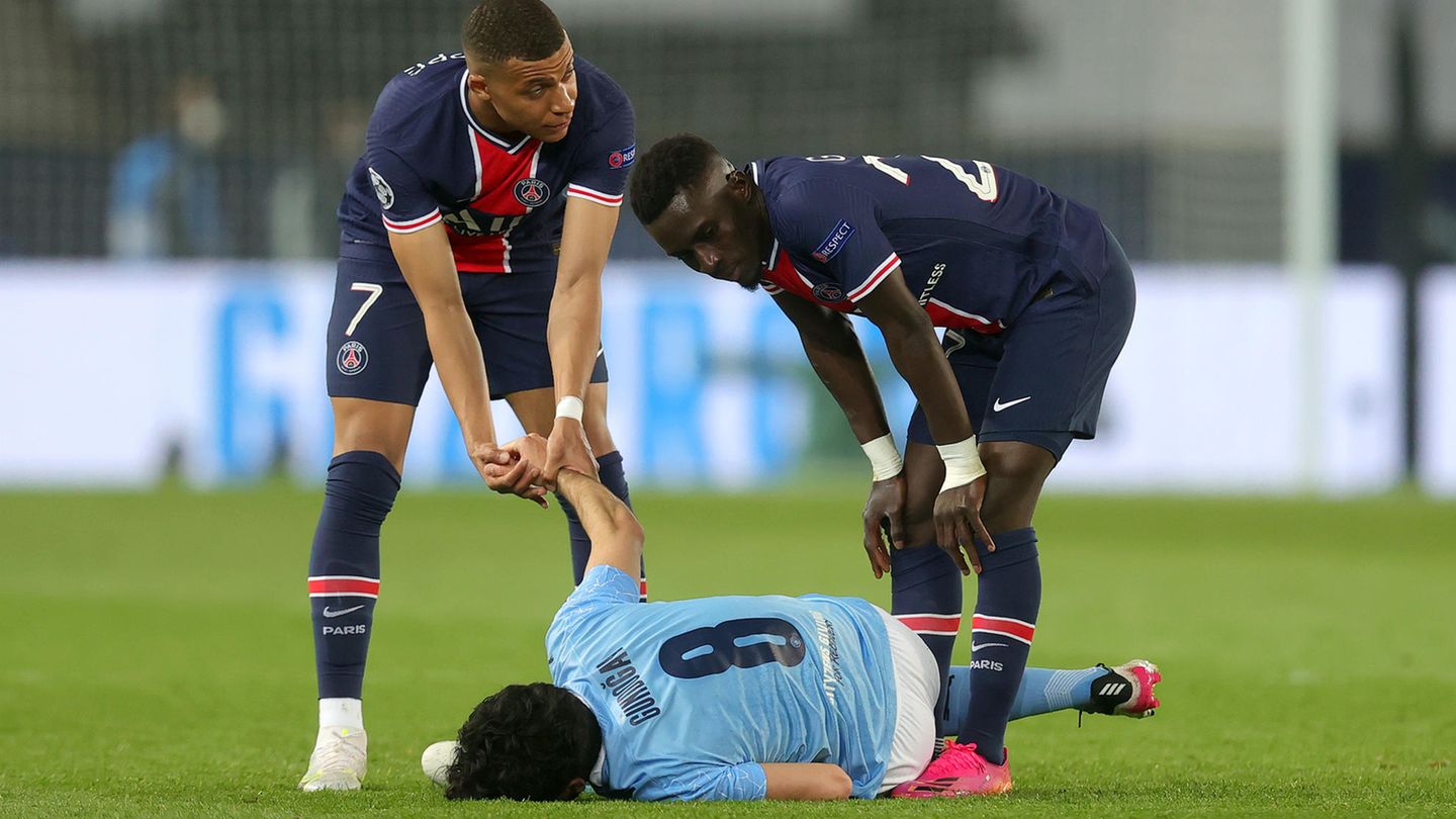 Ilkay Gündogan wurde von Idrissa Gueye (r.) brutal gefällt und sah in der Folge die rote Karte