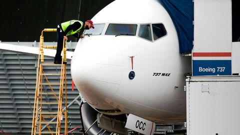 Ein Techniker untersucht eine farbrikneue Boeing 737 Max im Werk Renton 