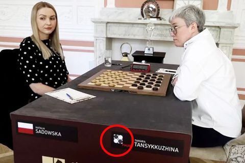 Turnier in Warschau: Eklat bei Dame-WM: Offizieller entfernt russische Flagge vor laufender Kamera