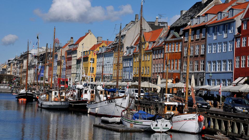 Reiseplanung für den Mai: Bild 1 von 12 der Fotostrecke zum Klicken: Dänemark Die Geschäfte haben längst wieder geöffnet und die Straßen sind voller Menschen. Cafés, Restaurants und Bars dürfen seit einer Woche wieder Kunden bedienen - im Inneren allerdings nur, wenn die Gäste per App einen negativen Corona-Test, eine Impfung oder eine überstandene Infektion nachweisen können. Dabei fällt auf: Die dänischen Neuinfektionszahlen sind stabil niedrig geblieben, liegen mit einer Sieben-Tage-Inzidenz von unter 100 seit langem unverändert unter den deutschen Werten. Dänemark verzichtet als einziges EU-Land auf den Einsatz des Impfstoffs von Astrazeneca. Trotzdem sind knapp 22 Prozent der Gesamtbevölkerung mindestens einmal geimpft. Bild 1 von 12 der Fotostrecke zum Klicken: Dänemark Die Geschäfte haben längst wieder geöffnet und die Straßen sind voller Menschen. Cafés, Restaurants und Bars dürfen seit einer Woche wieder Kunden bedienen - im Inneren allerdings nur, wenn die Gäste per App einen negativen Corona-Test, eine Impfung oder eine überstandene Infektion nachweisen können. Dabei fällt auf: Die dänischen Neuinfektionszahlen sind stabil niedrig geblieben, liegen mit einer Sieben-Tage-Inzidenz von unter 100 seit langem unverändert unter den deutschen Werten. Dänemark verzichtet als einziges EU-Land auf den Einsatz des Impfstoffs von Astrazeneca. Trotzdem sind knapp 22 Prozent der Gesamtbevölkerung mindestens einmal geimpft.